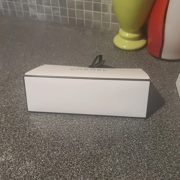 Chanel White Gift Boxes - Picture 9 of 14